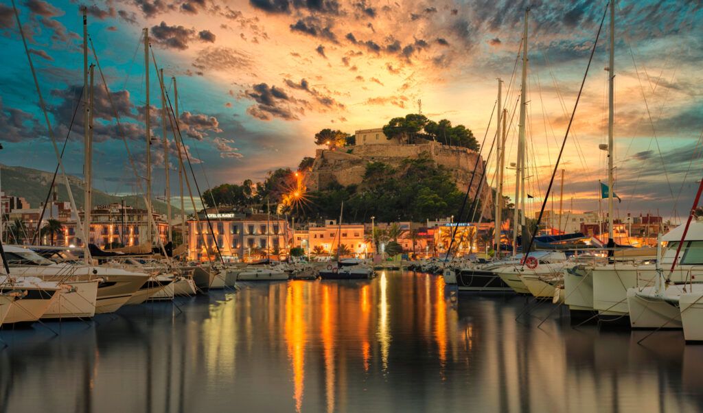 Vivir en Denia en 2026: precios, colegios, playas, quién compra aquí