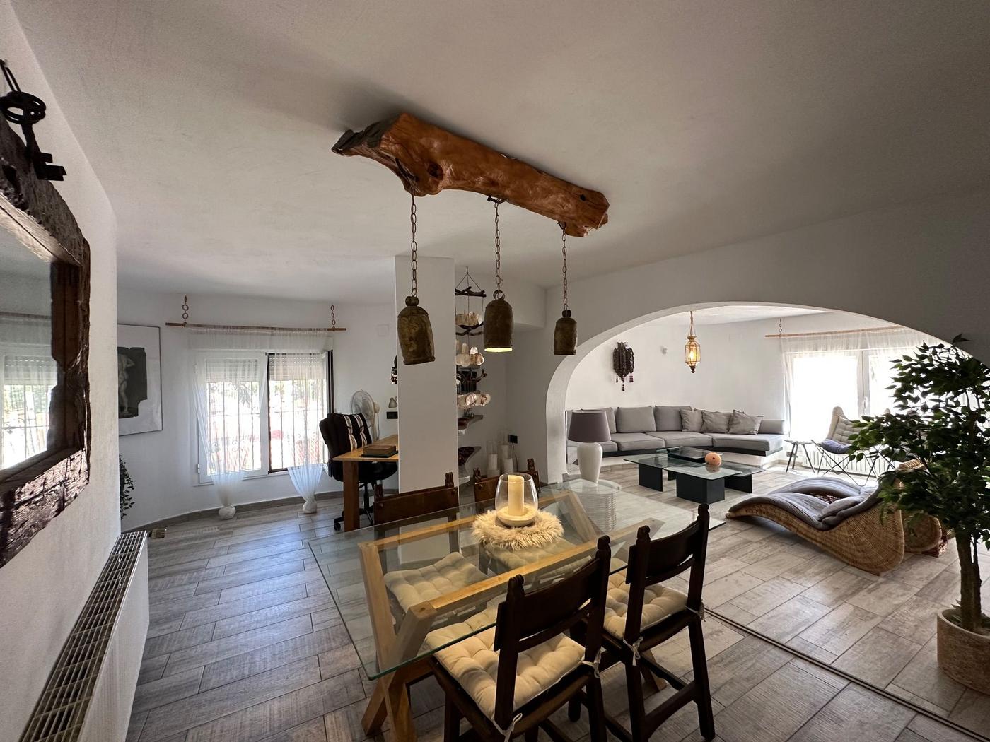 Купить виллу в Кальпе, 6 спален, 350 м²