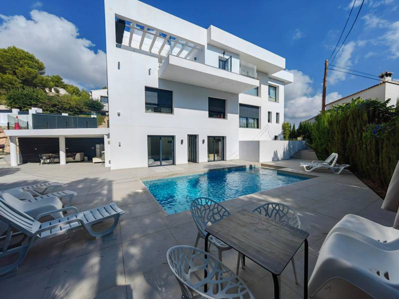 Купить виллу в Кальпе, 4 спальни, 290 м²