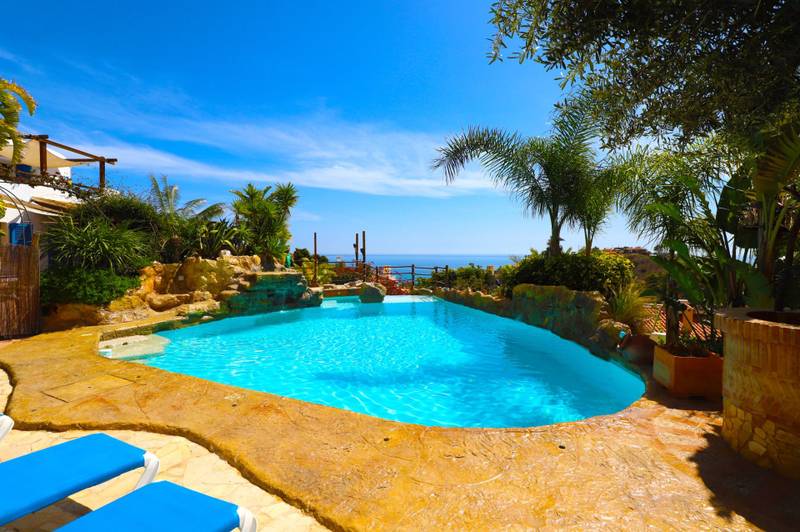 9 bed villa for sale in El Campello, 663 m²