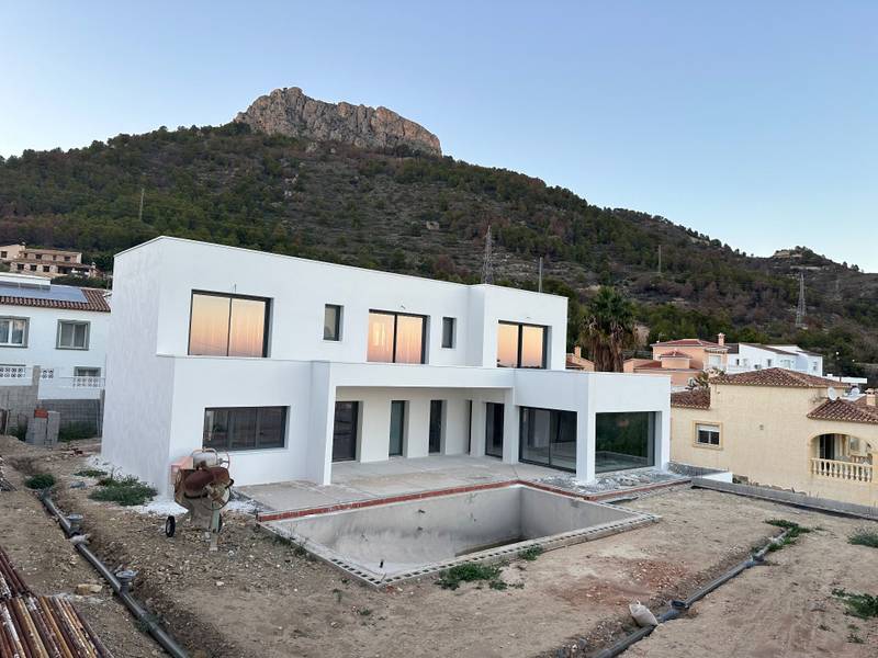 Купить виллу в Кальпе, 4 спальни, 285 м²