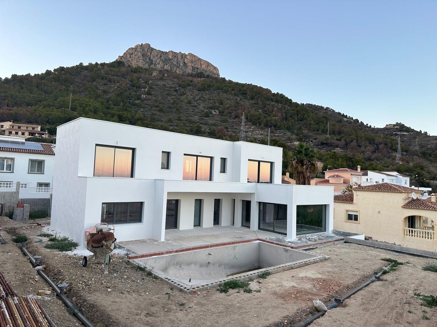 Купить виллу в Кальпе, 4 спальни, 285 м²