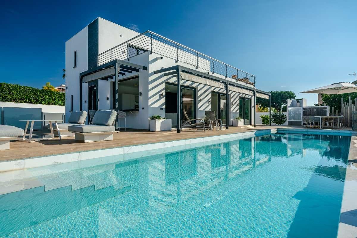 Купить виллу в Кальпе, 4 спальни, 346 м²