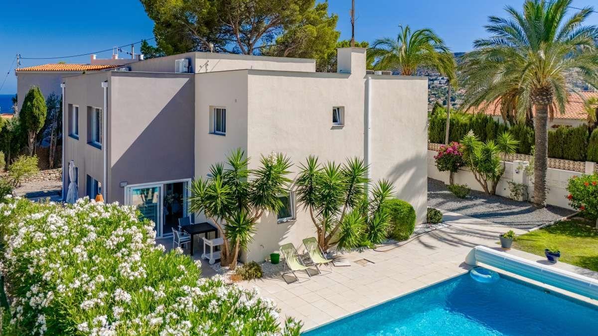 Купить виллу в Кальпе, 5 спален, 250 м²