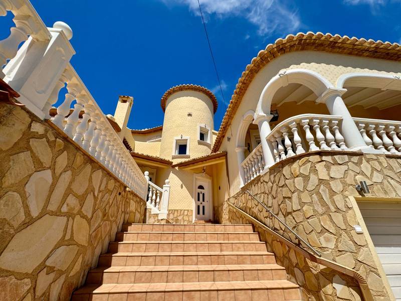 Купить виллу в Кальпе, 5 спален, 330 м²