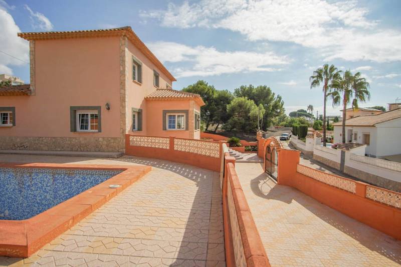 Купить виллу в Кальпе, 5 спален, 331 м²
