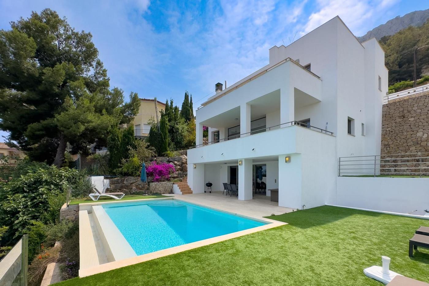 Купить виллу в Кальпе, 5 спален, 530 м²