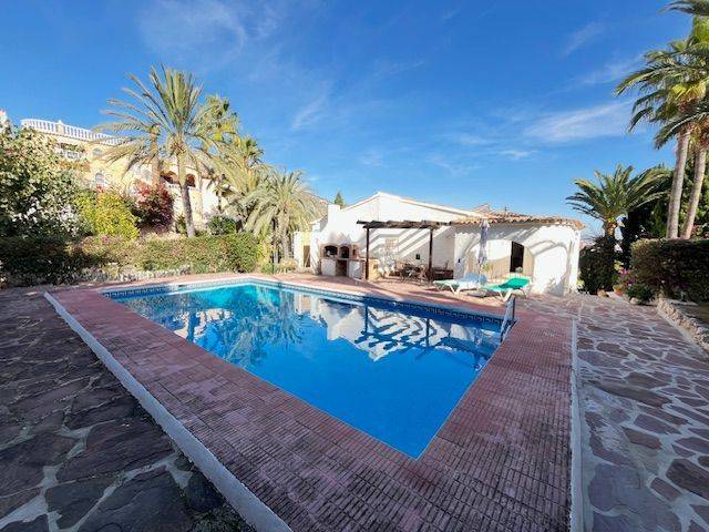 Купить виллу в Кальпе, 4 спальни, 220 м²