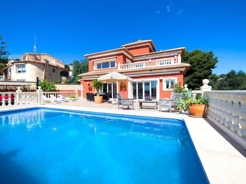 Купить виллу в Кальпе, 5 спален, 210 м²