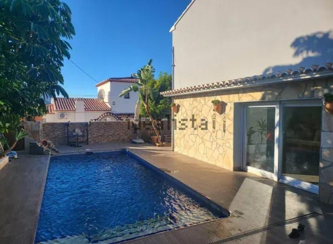 Купить виллу в Кальпе, 4 спальни, 220 м²