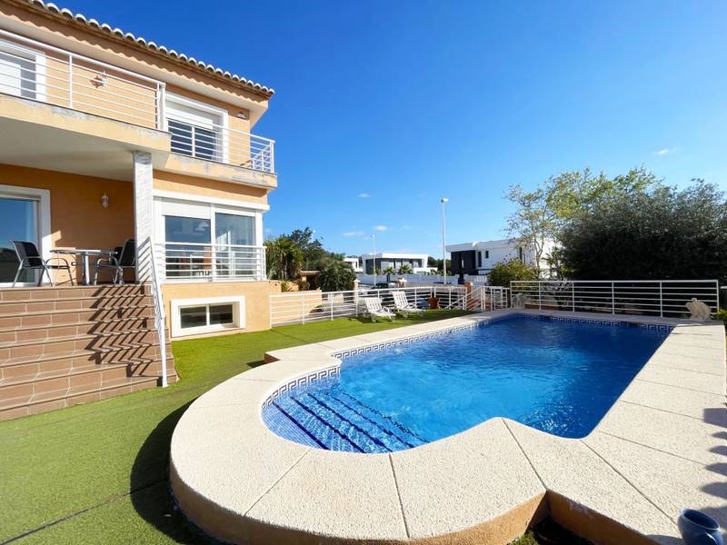 Купить виллу в Кальпе, 5 спален, 350 м²