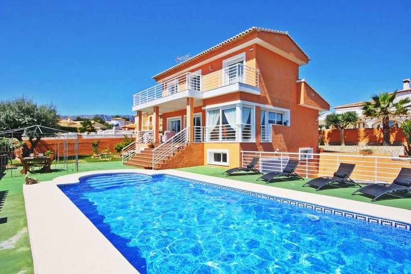Купить виллу в Кальпе, 4 спальни, 300 м²