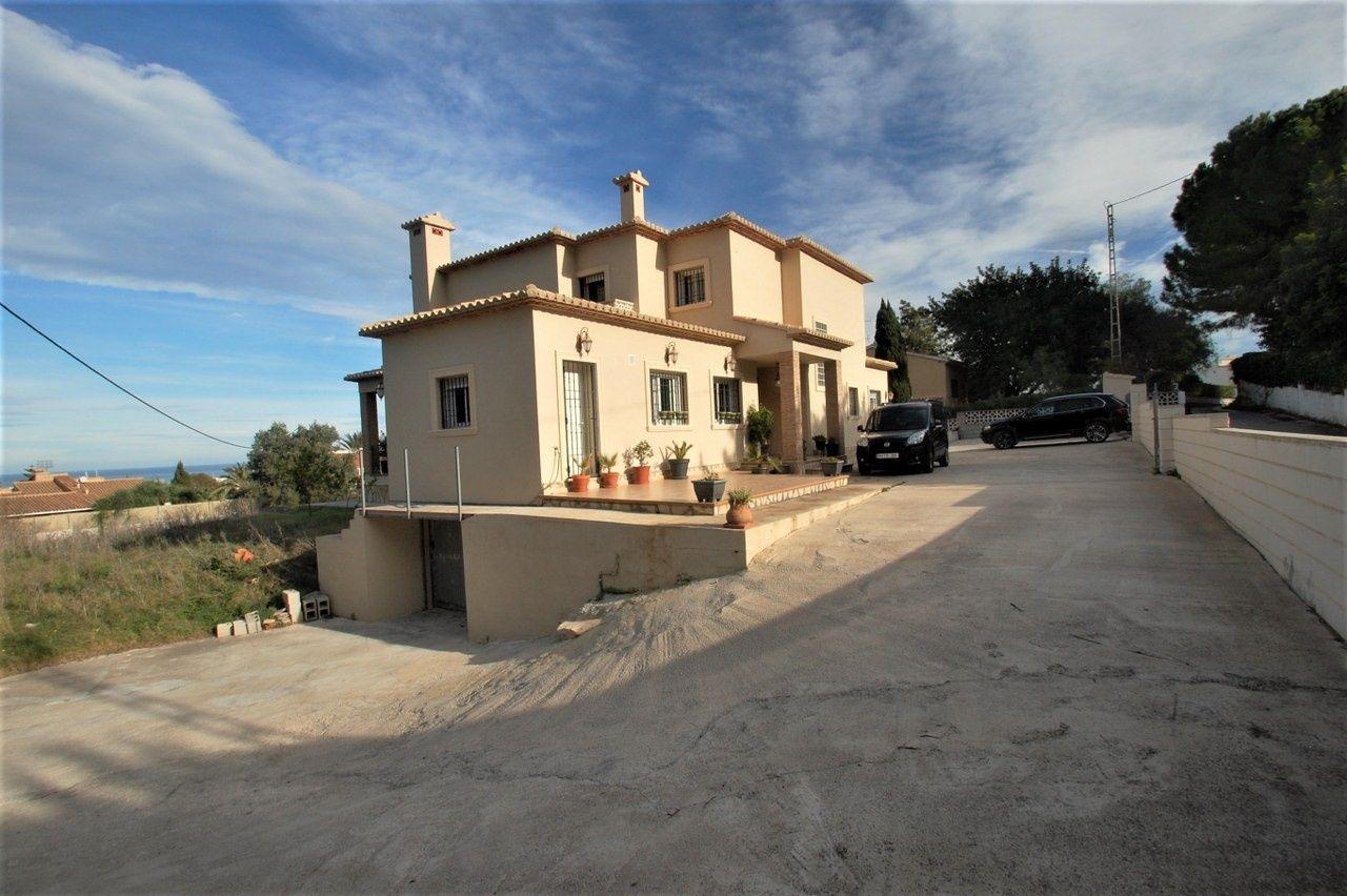 Купить виллу в Дении, 4 спальни, 275 м²