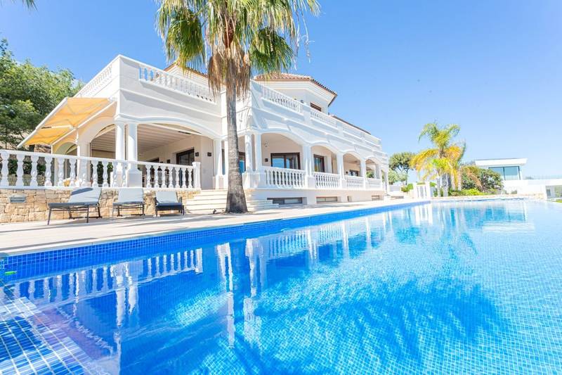 Купить виллу в Кальпе, 5 спален, 670 м²