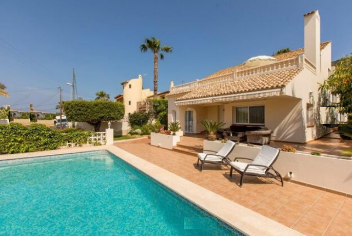 4 bed villa for sale in Alfaz del Pi – €699,000