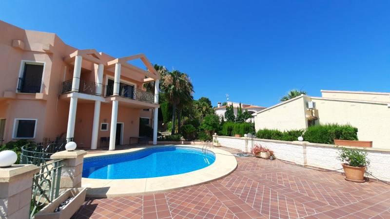 Купить виллу в Кальпе, 6 спален, 500 м²