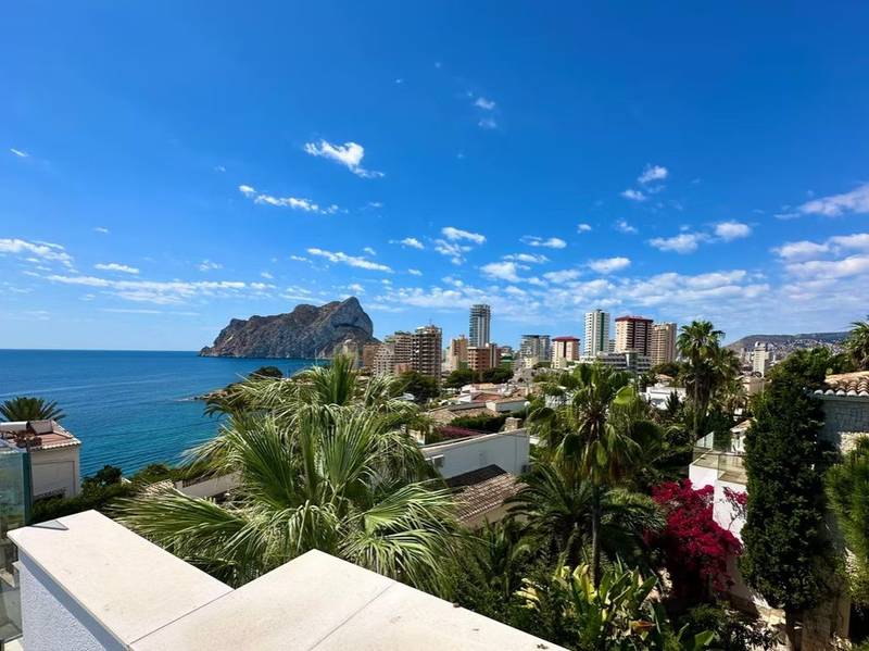 Купить виллу в Кальпе, 5 спален, 650 м²