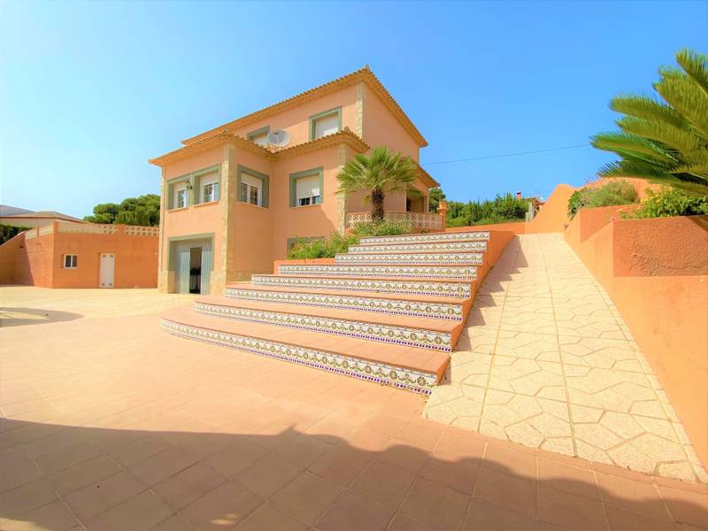 Купить виллу в Кальпе, 5 спален, 335 м²