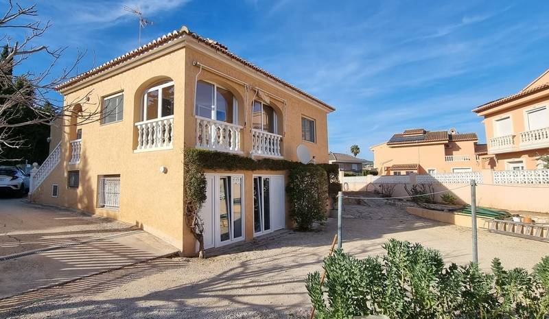 Купить виллу в Кальпе, 3 спальни, 209 м²
